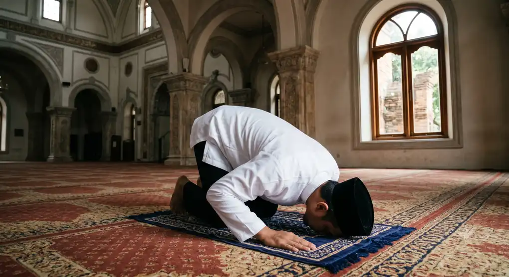 Apa Perbedaan Shalat Ada' dan Qadha? Penjelasan Lengkap Madzhab Syafi'i 1 Seorang Muslim berpeci sedang sujud dalam shalat di masjid yang bersih dan terangSeorang Muslim berpeci sedang sujud dalam shalat di masjid yang bersih dan terang